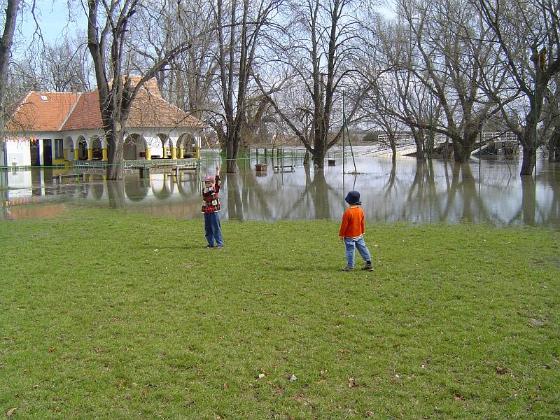 20060401100136.JPG - Kikötő
