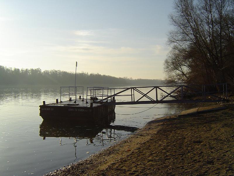 20070114100708.JPG - Monostori kishajó kikötő