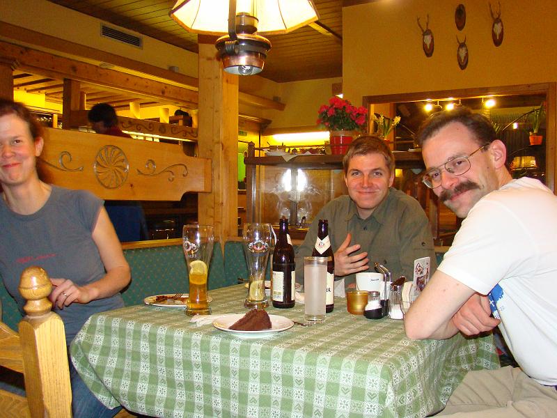 20080213194304.JPG - Virág (majdnem sikerült elmenekülni), Gergő, Zoli