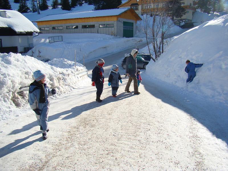 20080214093126.JPG - Utcakép járókelőkkel