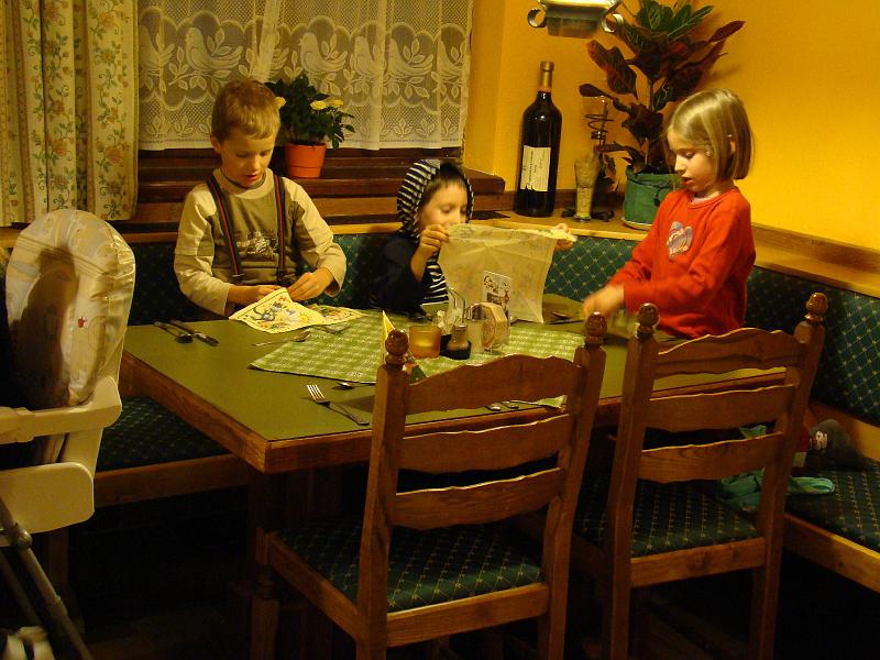 20080214180340.JPG - Vacsorára várva