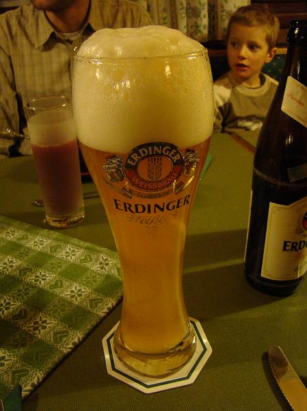 20080215183036.JPG - Búzasör rizzsel az alján. Ettől a hab úgy jön ki a pohárból, mint egy gejzír. Nem tudom, szivatás-e vagy népszokás, mindenesetre 10 perces művelet egy rizses kitöltés, ha nem akarunk terítőt cserélni.