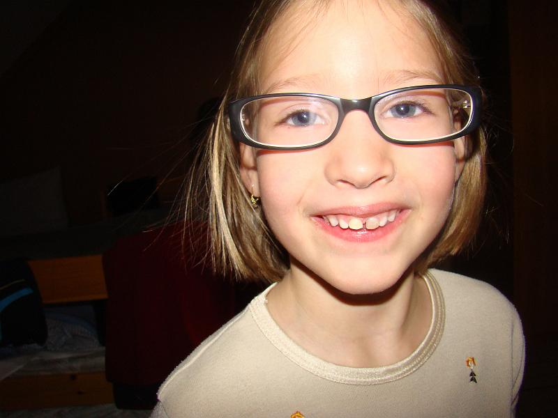 20080216080118.JPG - Eszter Móni szemüvegével